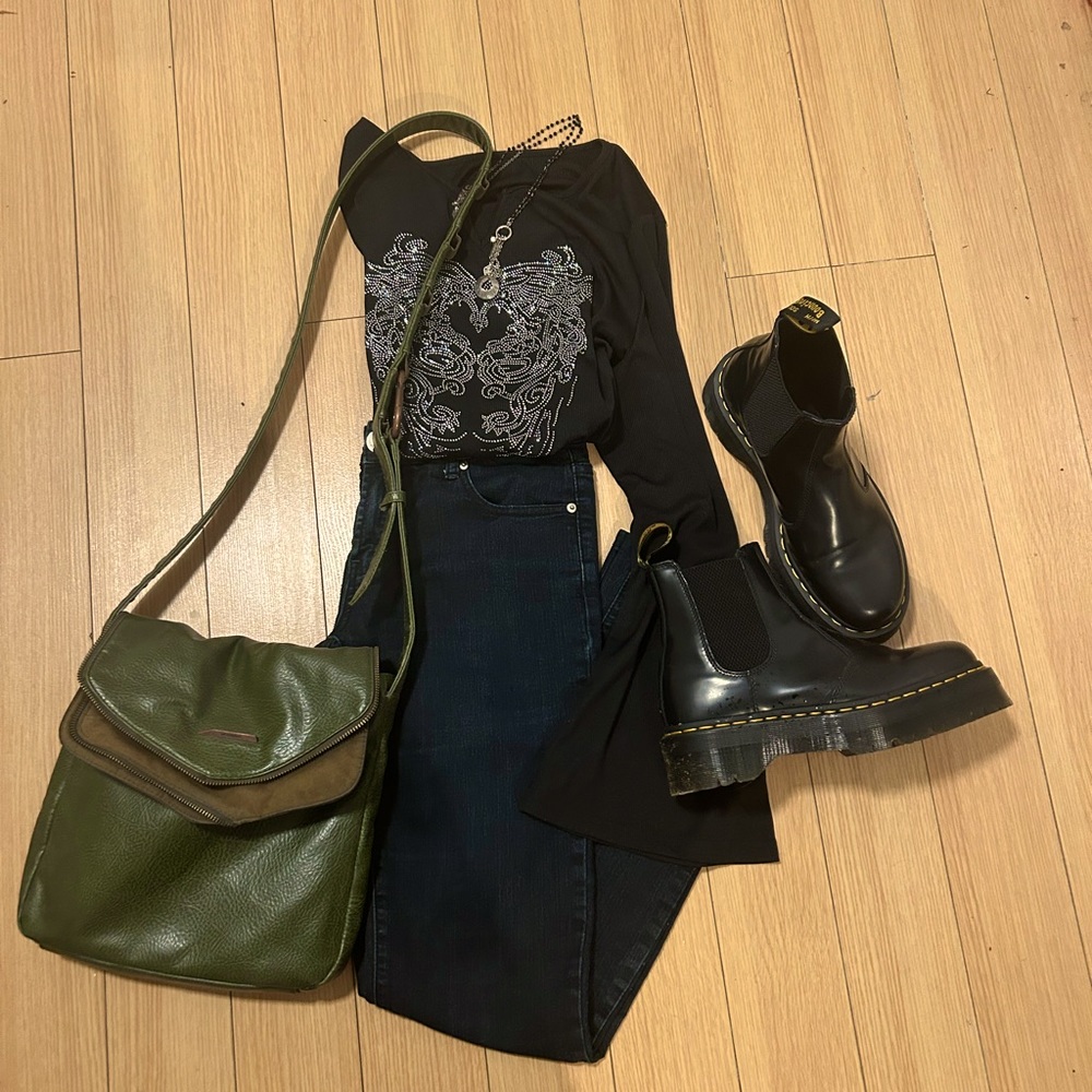 Y2K, straight leg, dark wash jeans. Lola jeans, Simona-blk.